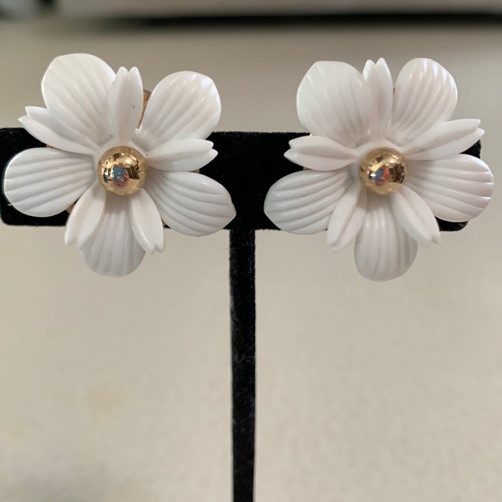 Vintage SAC gold tone flower clip on earrings (390)